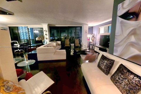 Condominio en alquiler en Miami, Florida, 3 dormitorios, 155.52 m2 № 1119143 - foto 8