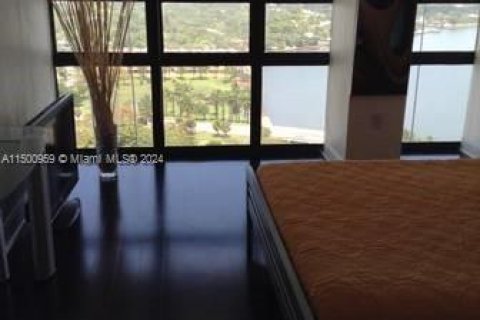 Condominio en alquiler en Miami, Florida, 3 dormitorios, 155.52 m2 № 1119143 - foto 20