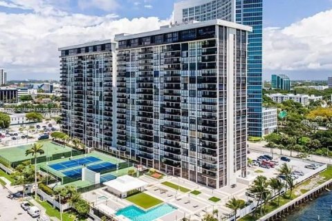 Condominio en alquiler en Miami, Florida, 3 dormitorios, 155.52 m2 № 1119143 - foto 3
