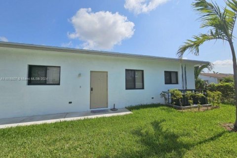 Commercial property in West Park, Florida 248.98 sq.m. № 1238703 - photo 16