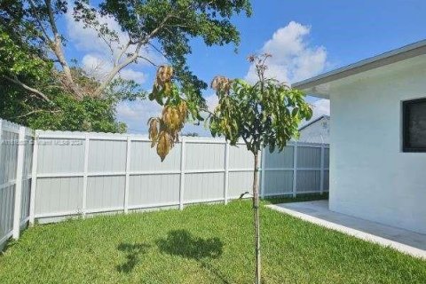 Commercial property in West Park, Florida 248.98 sq.m. № 1238703 - photo 18