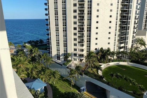 Studio in the Condo in Sunny Isles Beach, Florida  № 1395979 - photo 1