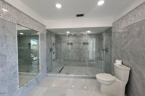 Adosado en venta en Hialeah, Florida, 3 dormitorios, 325.53 m2 № 1189429 - foto 19