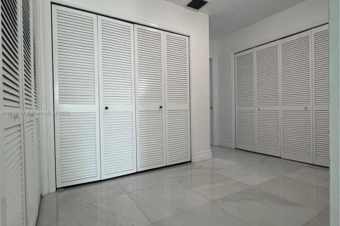 Adosado en venta en Hialeah, Florida, 3 dormitorios, 325.53 m2 № 1189429 - foto 30