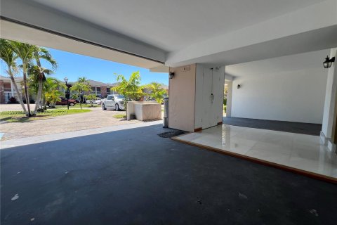 Touwnhouse à vendre à Hialeah, Floride: 3 chambres, 325.53 m2 № 1189429 - photo 5