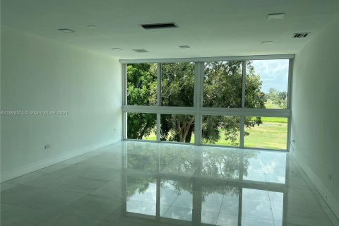 Adosado en venta en Hialeah, Florida, 3 dormitorios, 325.53 m2 № 1189429 - foto 14