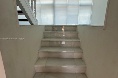 Adosado en venta en Hialeah, Florida, 3 dormitorios, 325.53 m2 № 1189429 - foto 8