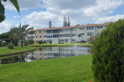 Condo in Lauderdale Lakes, Florida, 1 bedroom  № 1168962 - photo 10