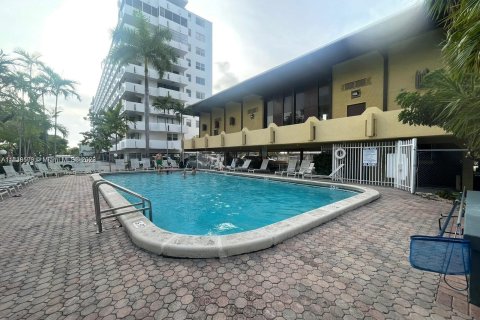 Condominio en venta en North Miami Beach, Florida, 2 dormitorios, 103.12 m2 № 674697 - foto 1