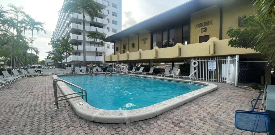 Condo in North Miami Beach, Florida, 2 bedrooms  № 674697