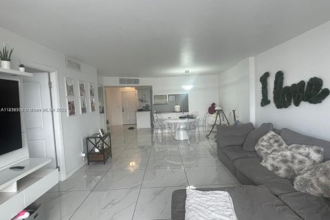 Condominio en venta en North Miami Beach, Florida, 2 dormitorios, 103.12 m2 № 674697 - foto 18