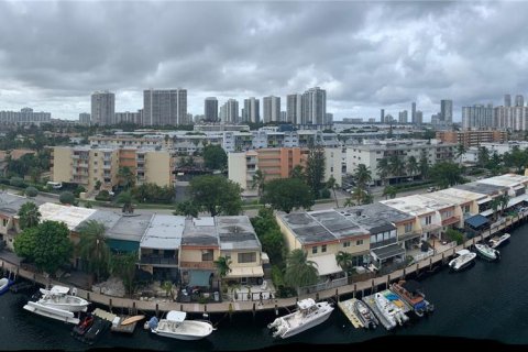 Condo in North Miami Beach, Florida, 2 bedrooms  № 674697 - photo 23