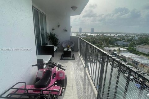 Condo in North Miami Beach, Florida, 2 bedrooms  № 674697 - photo 21