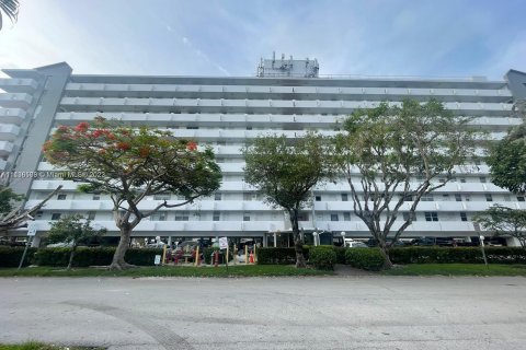 Copropriété à vendre à North Miami Beach, Floride: 2 chambres, 103.12 m2 № 674697 - photo 4