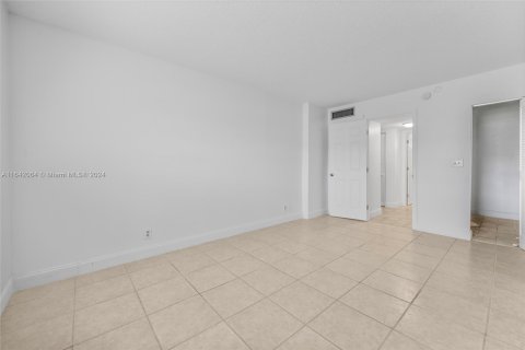 Condo in Dania Beach, Florida, 1 bedroom  № 1326040 - photo 17