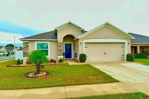 House in Winter Haven, Florida 3 bedrooms, 133.41 sq.m. № 1351442 - photo 1