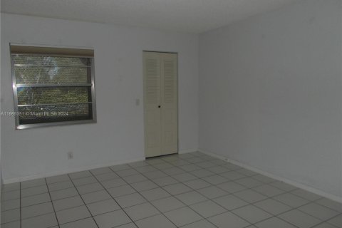 Condo in Pembroke Pines, Florida, 2 bedrooms  № 1377666 - photo 11