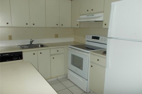 Condo in Pembroke Pines, Florida, 2 bedrooms  № 1377666 - photo 7