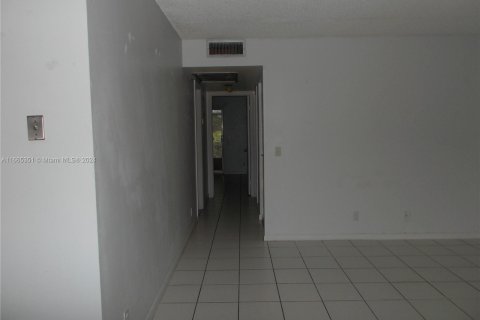 Condo in Pembroke Pines, Florida, 2 bedrooms  № 1377666 - photo 2