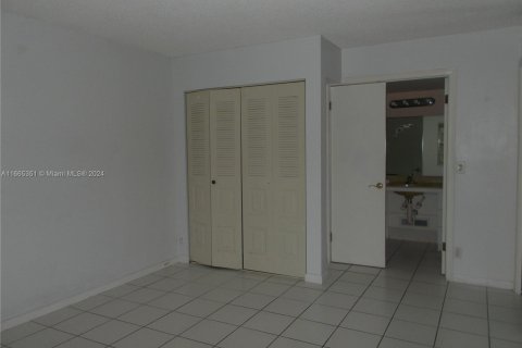 Condo in Pembroke Pines, Florida, 2 bedrooms  № 1377666 - photo 12