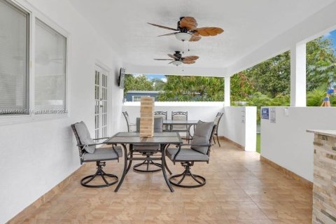 Villa ou maison à vendre à Miami, Floride: 4 chambres, 192.49 m2 № 1377622 - photo 2