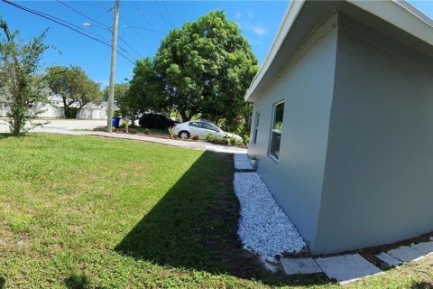 Villa ou maison à vendre à North Miami Beach, Floride: 3 chambres, 64.66 m2 № 839549 - photo 3