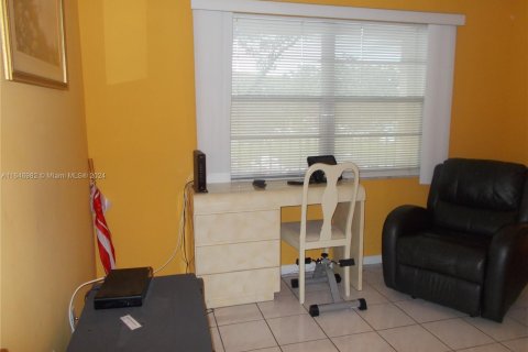 Condo in Pembroke Pines, Florida, 2 bedrooms  № 1329722 - photo 18