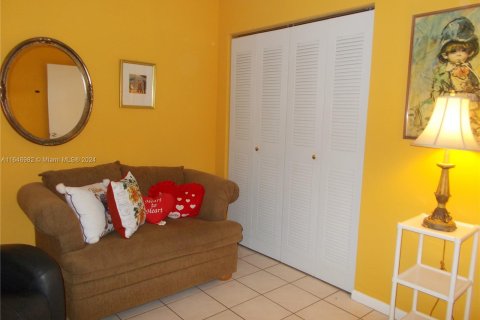 Condo in Pembroke Pines, Florida, 2 bedrooms  № 1329722 - photo 20