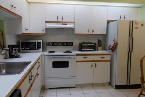 Condo in Pembroke Pines, Florida, 2 bedrooms  № 1329722 - photo 16