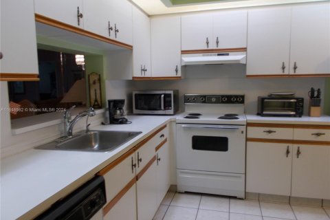 Condo in Pembroke Pines, Florida, 2 bedrooms  № 1329722 - photo 15