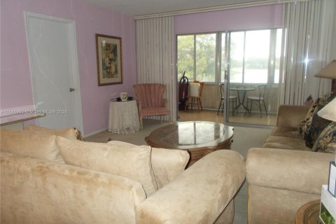 Condo in Pembroke Pines, Florida, 2 bedrooms  № 1329722 - photo 28