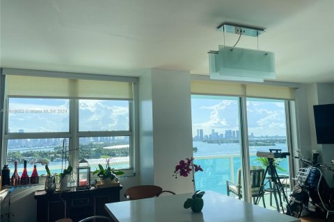 Condo in Miami Beach, Florida, 2 bedrooms  № 1240331 - photo 19