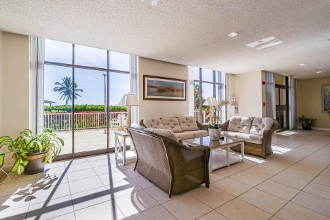 Condo in Hutchinson Island South, Florida, 2 bedrooms  № 1208704 - photo 18