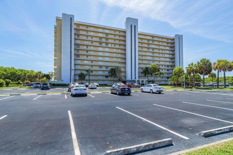 Condo in Hutchinson Island South, Florida, 2 bedrooms  № 1208704 - photo 26