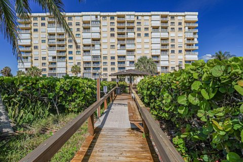 Condo in Hutchinson Island South, Florida, 2 bedrooms  № 1208704 - photo 13