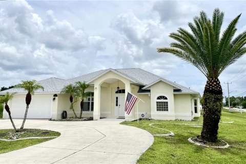 House in Port Charlotte, Florida 3 bedrooms, 197.23 sq.m. № 1296378 - photo 1