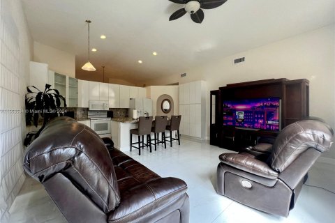 Casa en venta en Doral, Florida, 4 dormitorios, 180.79 m2 № 1099333 - foto 10