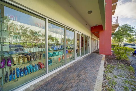 Commercial property in Hialeah, Florida № 1116033 - photo 21