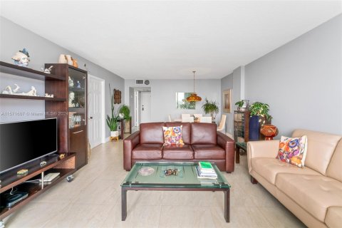 Condo in Hollywood, Florida, 1 bedroom  № 1127535 - photo 11