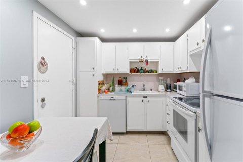 Condo in Hollywood, Florida, 1 bedroom  № 1127535 - photo 6