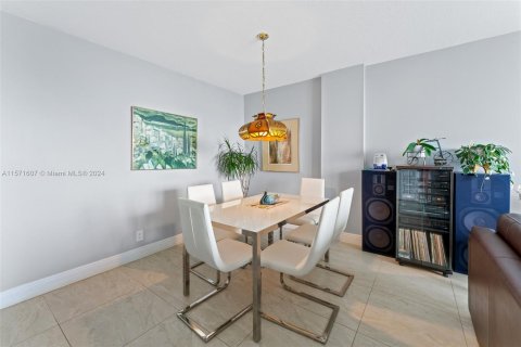 Condo in Hollywood, Florida, 1 bedroom  № 1127535 - photo 3