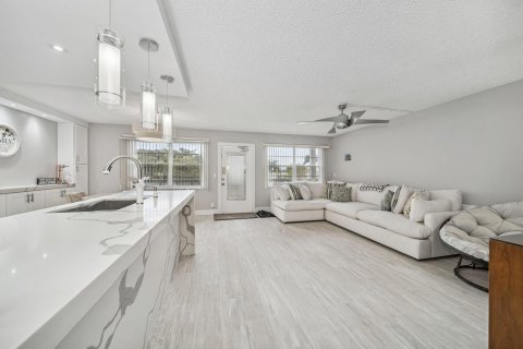 Condo in West Palm Beach, Florida, 2 bedrooms  № 976908 - photo 17