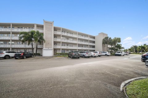 Condo in West Palm Beach, Florida, 2 bedrooms  № 976908 - photo 1