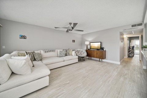 Condo in West Palm Beach, Florida, 2 bedrooms  № 976908 - photo 15