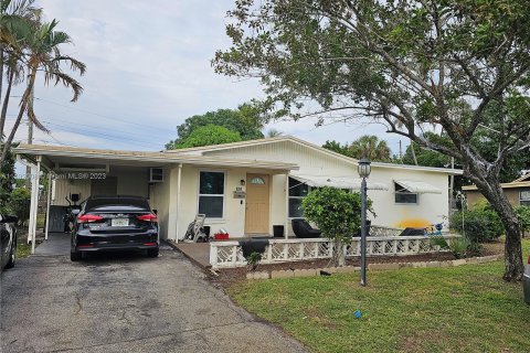 House in Pompano Beach, Florida 4 bedrooms, 137.12 sq.m. № 862398 - photo 1
