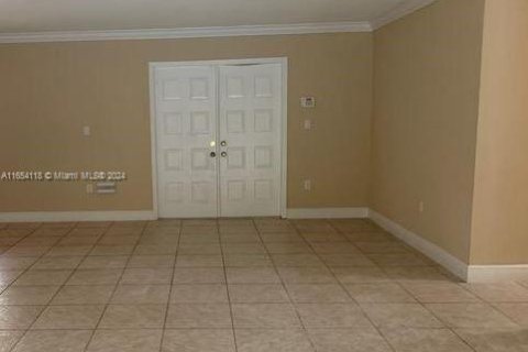 House in Pinecrest, Florida 4 bedrooms, 225.38 sq.m. № 1348334 - photo 3