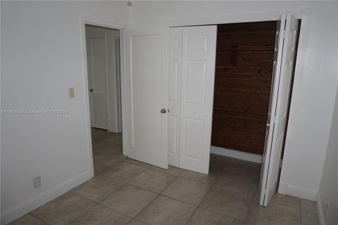 House in Miami, Florida 2 bedrooms, 92.9 sq.m. № 1348335 - photo 1