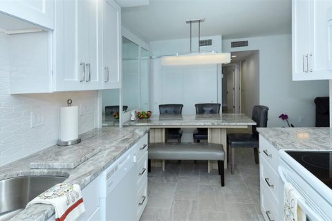 Condo in Sarasota, Florida, 2 bedrooms  № 222904 - photo 8