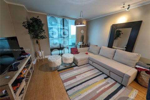 Condominio en venta en Miami, Florida, 1 dormitorio, 73.49 m2 № 1348362 - foto 1