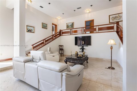 House in Coral Gables, Florida 4 bedrooms, 456.34 sq.m. № 1188904 - photo 10